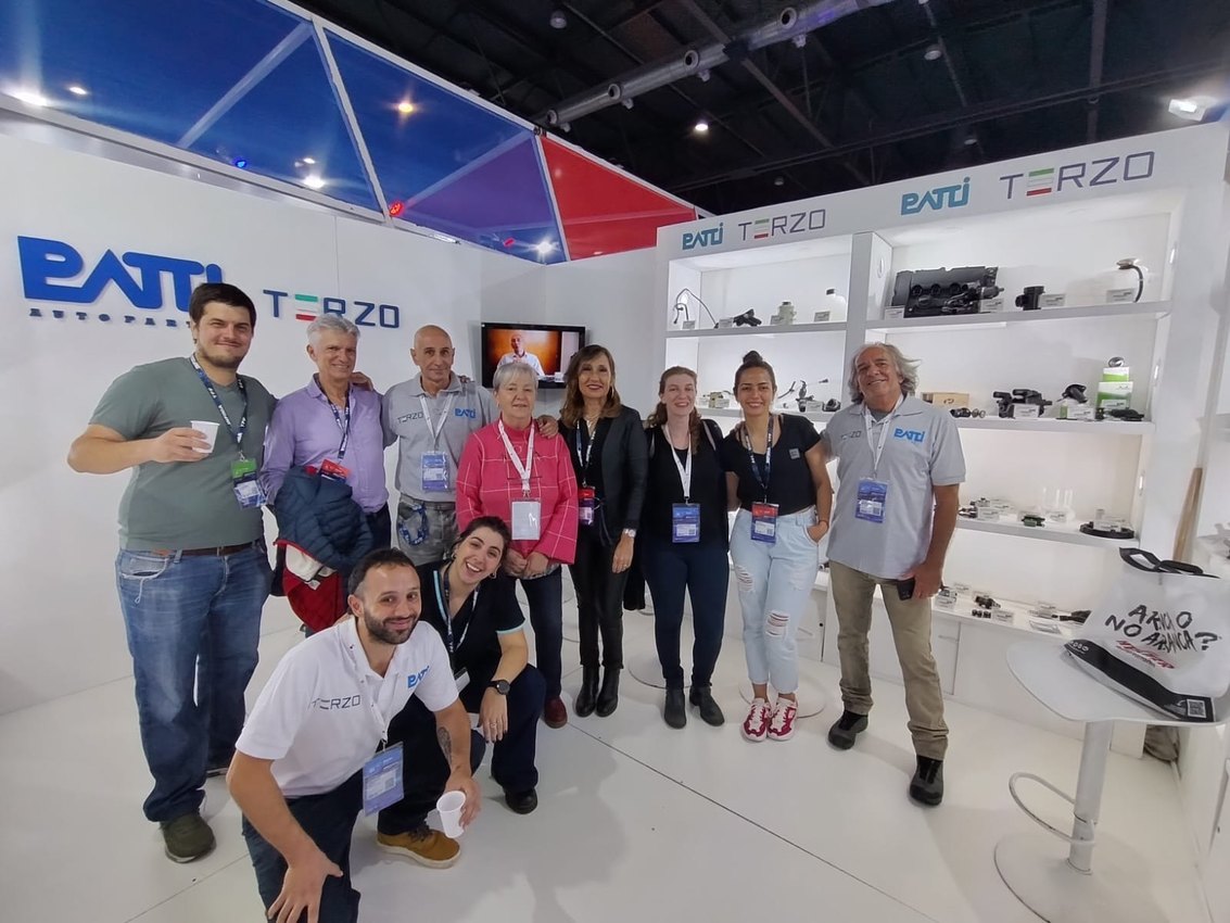 El equipo completo de Patti Autopartes y T3RZO en el stand de 2024