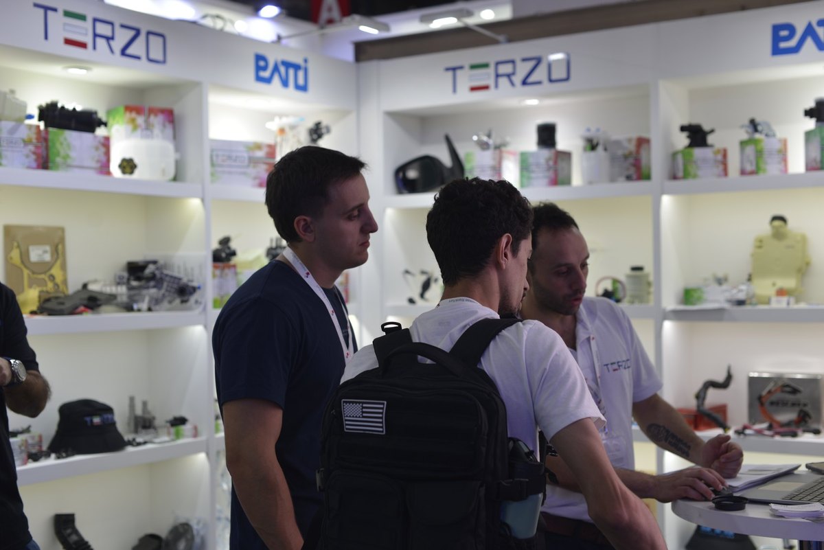 Atención a clientes en el stand de Patti Autopartes y T3RZO