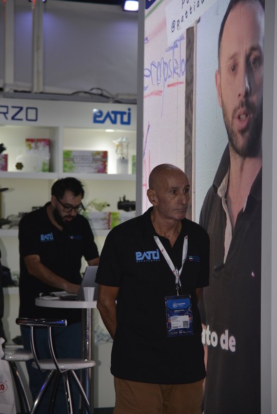 Mercadería exhibida en las estanterías del stand