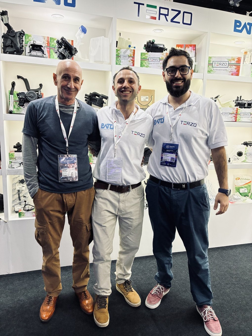 Daniel, Franco y Marco Patti en el stand de Patti Autopartes y T3RZO en Automechanika 2026
