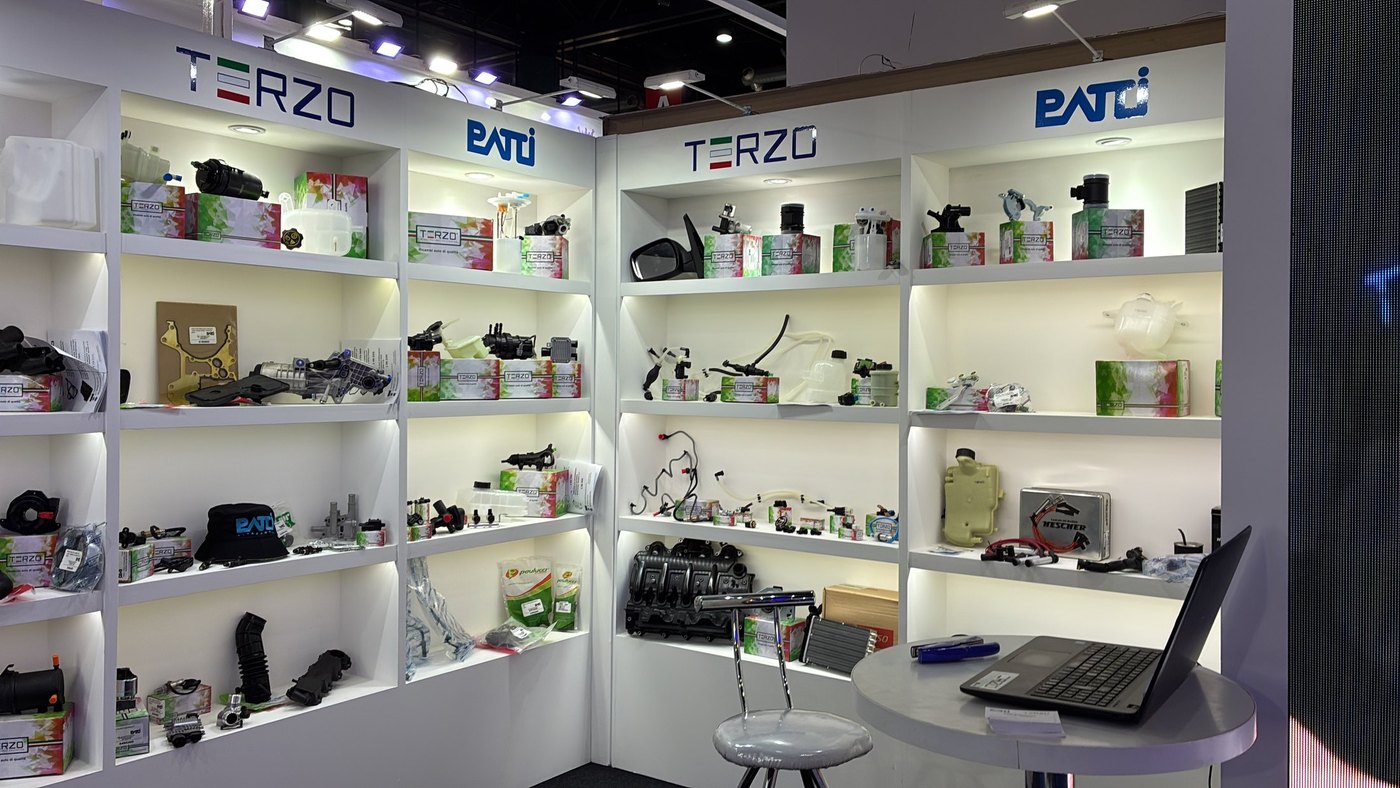 Stand de Patti Autopartes y T3RZO en Automechanika 2026, con las estanterías cargadas de mercadería